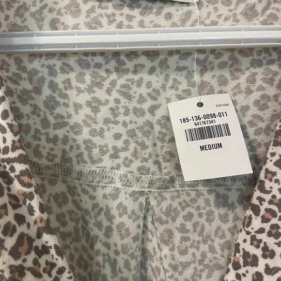 New with tags Abercrombie and Fitch t shirt - Picture 2 of 4